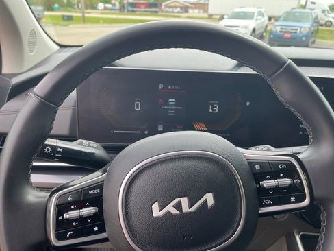Used 2025 Kia Carnival FWD image 10
