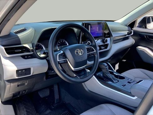 Used 2023 Toyota Highlander L FWD image 17