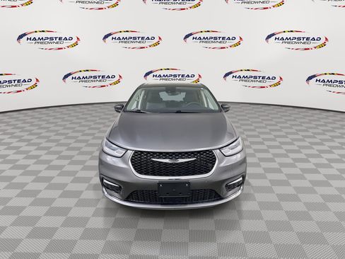 Used 2023 Chrysler Pacifica Touring-L image 3