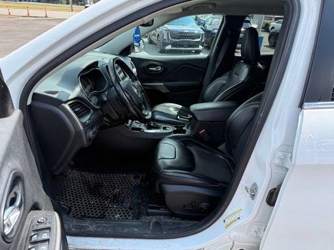 Used 2019 Jeep Cherokee Latitude Plus w/ Comfort/Convenience Group FWD image 9