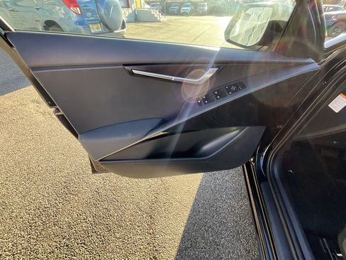 Used 2023 Kia Niro EX image 8