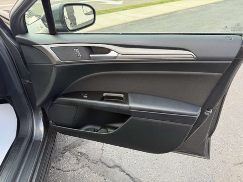 Used 2017 Ford Fusion SE FWD image 20
