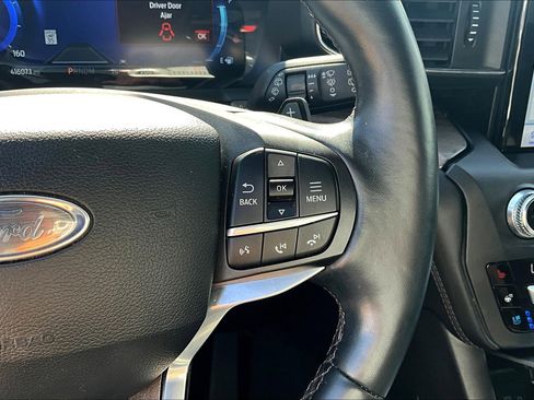 Used 2020 Ford Explorer Platinum w/ Premium Technology Package image 24