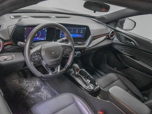 Used 2025 Chevrolet Trax RS image 18