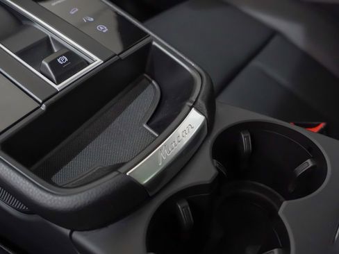 Certified 2025 Porsche Macan image 34