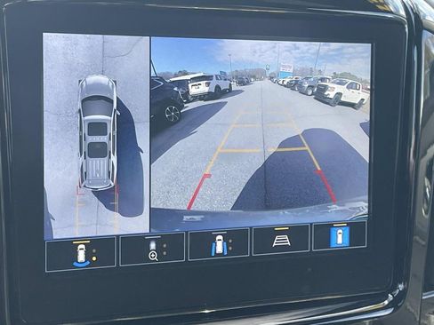 Used 2023 Chevrolet Traverse LT w/ LT Premium Package image 21