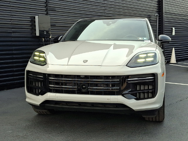 Certified 2025 Porsche Cayenne Turbo AWD/4WD image 10