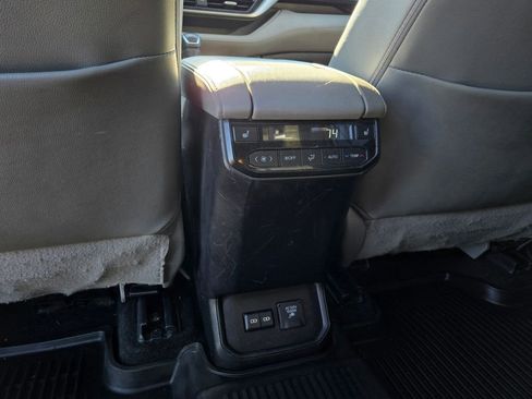Used 2022 Toyota Highlander Platinum AWD/4WD image 30