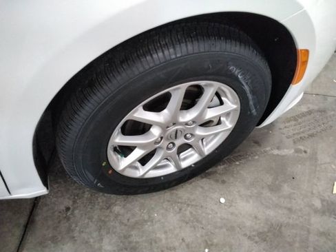 Used 2024 Chrysler Pacifica Touring-L image 17