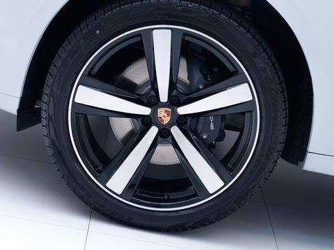 Certified 2026 Porsche Macan Turbo AWD/4WD image 12