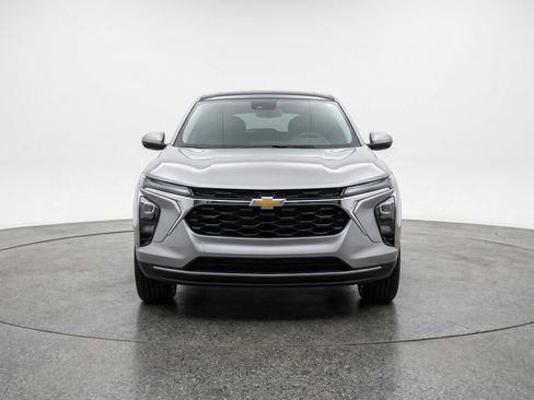 Used 2025 Chevrolet Trax LT image 2
