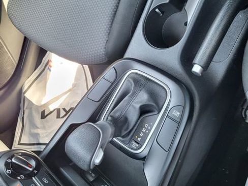 Used 2023 Kia Soul LX w/ LX Technology Package FWD image 17