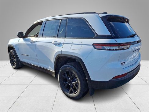 New 2026 Jeep Grand Cherokee Altitude image 5