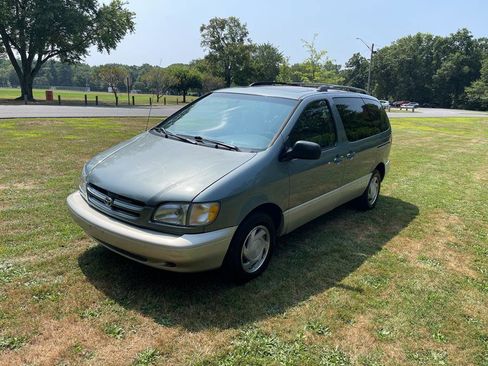 Used 1999 Toyota Sienna LE image 9