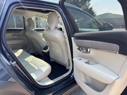 Certified 2025 Volvo V90 B6 Cross Country Plus AWD/4WD image 33