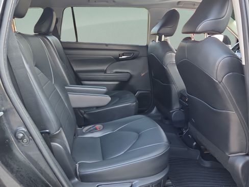 Used 2021 Toyota Highlander XLE FWD image 14