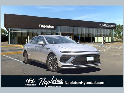 Certified 2025 Hyundai Sonata SEL FWD image 1