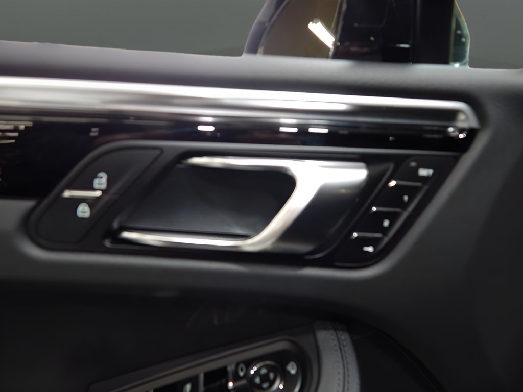 Used 2022 Porsche Macan AWD/4WD image 11