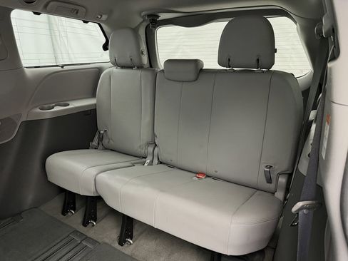 Used 2017 Toyota Sienna XLE image 25