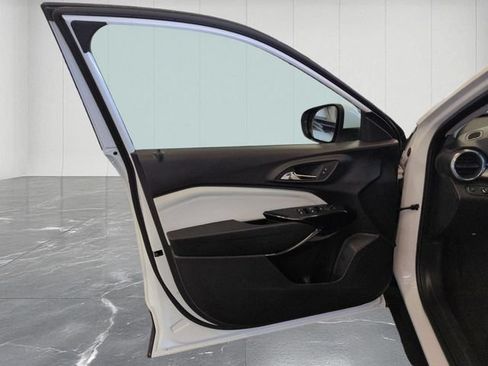 Used 2025 Chevrolet Trax LT FWD image 14