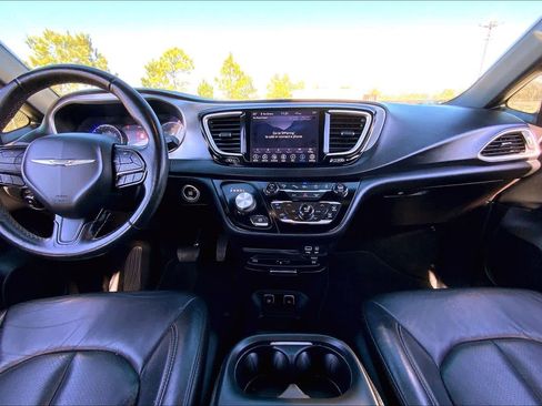 Used 2020 Chrysler Pacifica Touring-L Plus image 14