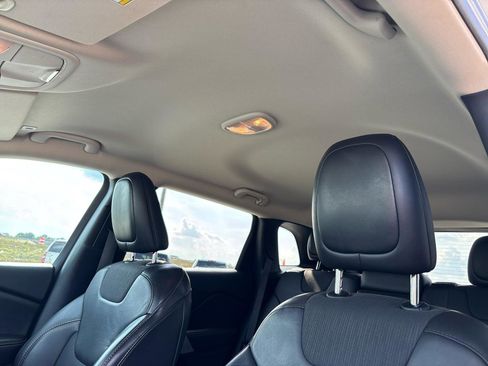 Used 2018 Jeep Cherokee Latitude Plus FWD image 18