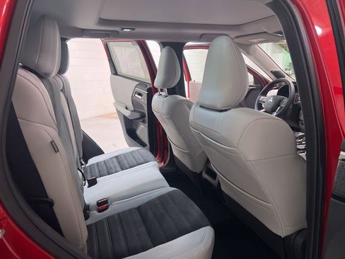 New 2025 Mitsubishi Outlander SE image 15