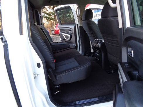 Used 2018 Nissan Titan SV w/ SV Convenience Package image 17