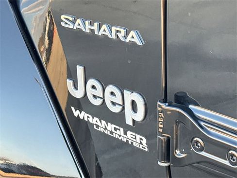 Used 2019 Jeep Wrangler Unlimited Sahara w/ Safety Group image 10