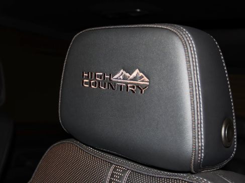 Used 2025 Chevrolet Silverado 2500 High Country w/ Technology Package AWD/4WD image 19