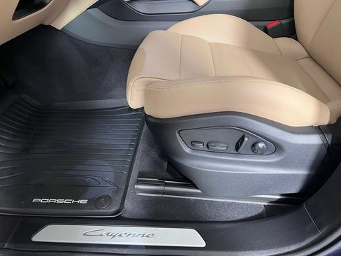 Certified 2025 Porsche Cayenne AWD/4WD image 28