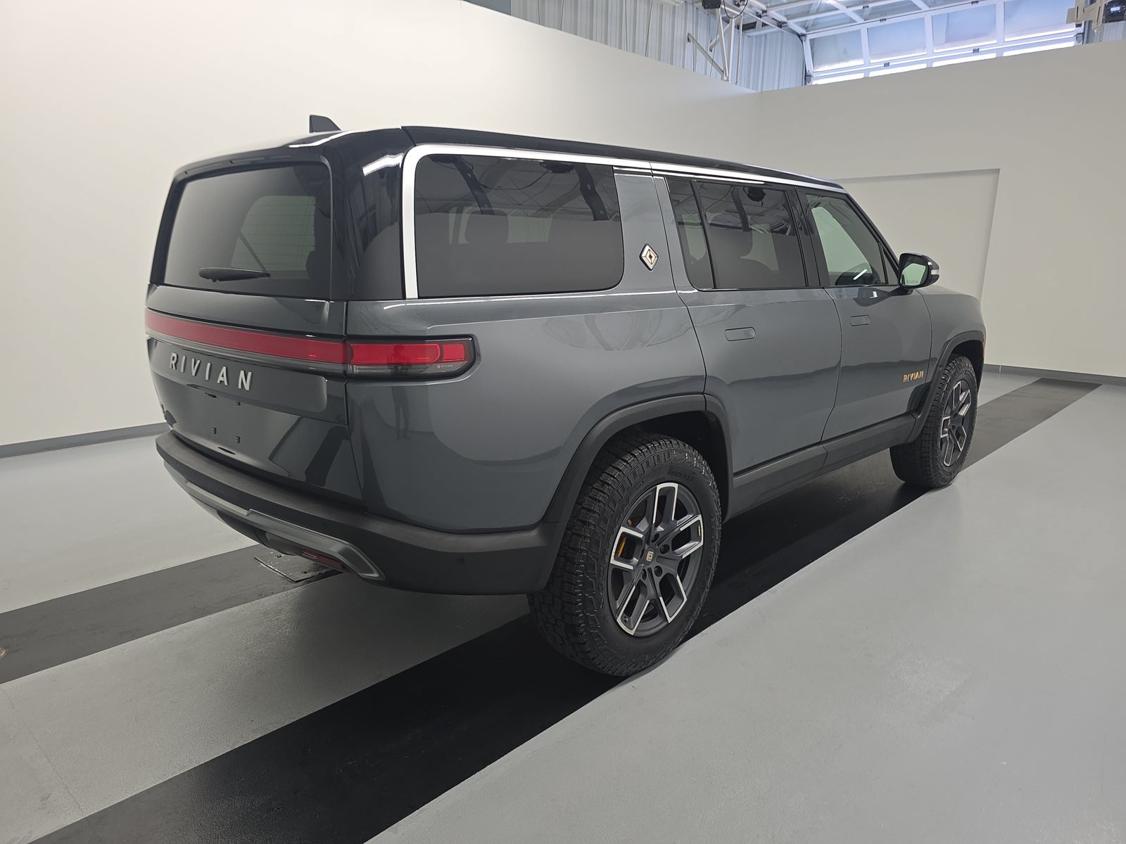 Used 2022 Rivian R1S Launch Edition Quad AWD/4WD image 5