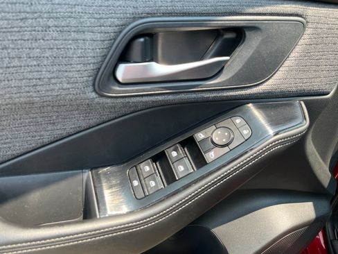 Used 2023 Nissan Rogue SV AWD/4WD image 10