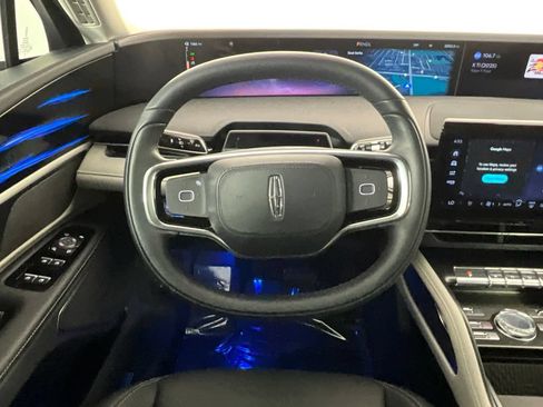 Used 2025 Lincoln Nautilus Premier AWD/4WD image 11