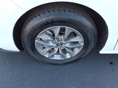 Used 2023 Toyota Sienna LE image 4