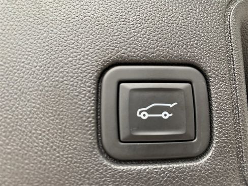 Used 2024 GMC Terrain SLT image 12