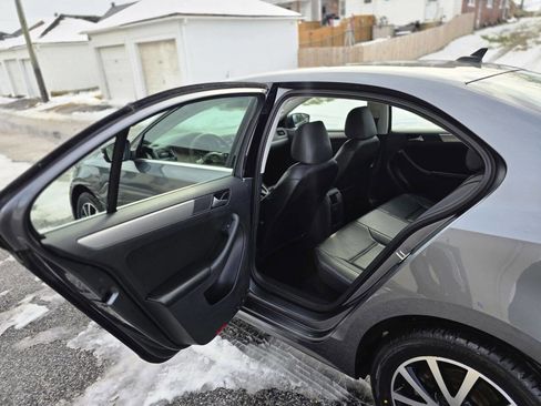 Used 2017 Volkswagen Jetta SE image 16