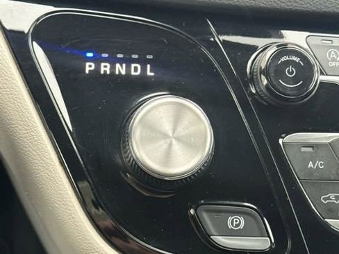 Used 2023 Chrysler Pacifica Touring-L image 26