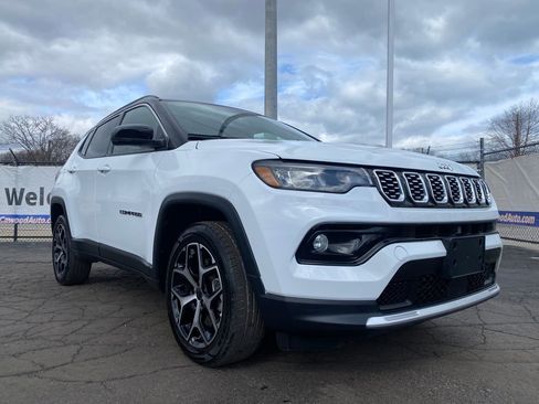 Used 2025 Jeep Compass Limited image 31