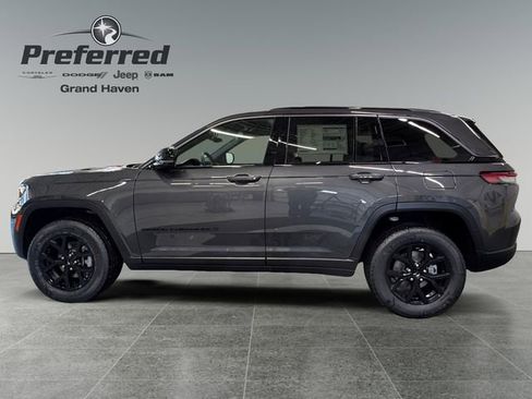 Used 2026 Jeep Grand Cherokee Laredo image 9