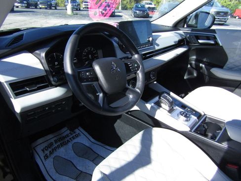 Used 2024 Mitsubishi Outlander SEL Black Edition image 9