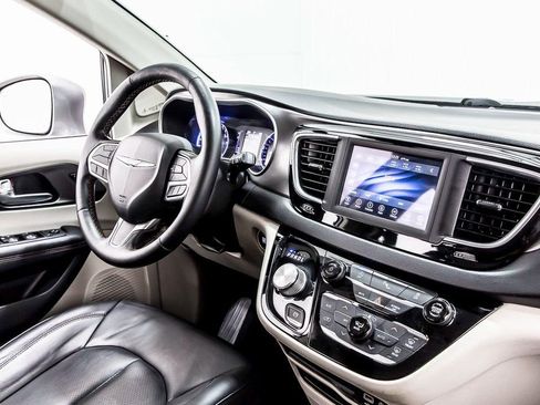 Used 2020 Chrysler Pacifica Touring-L image 19