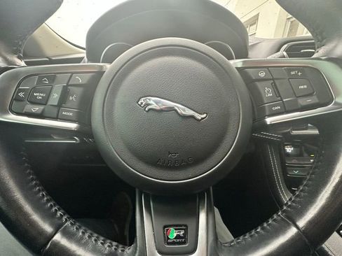 Used 2018 Jaguar F-PACE R-Sport image 18