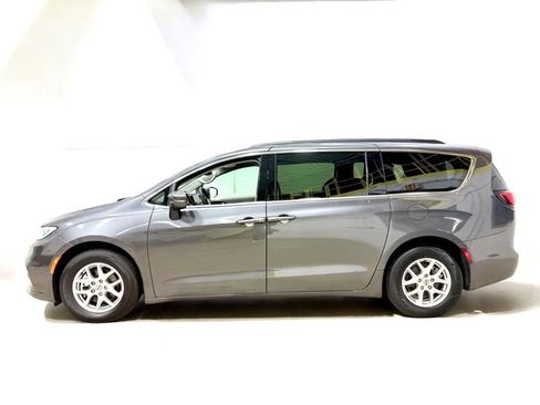 Used 2022 Chrysler Pacifica Touring-L image 4