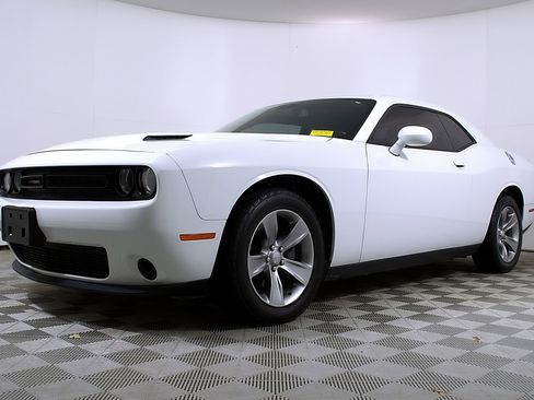 Used 2019 Dodge Challenger SXT image 2