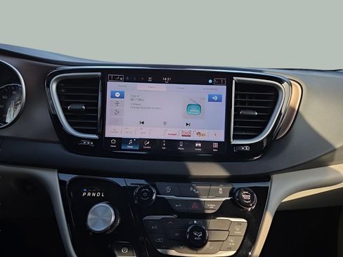 Used 2024 Chrysler Voyager LX image 15