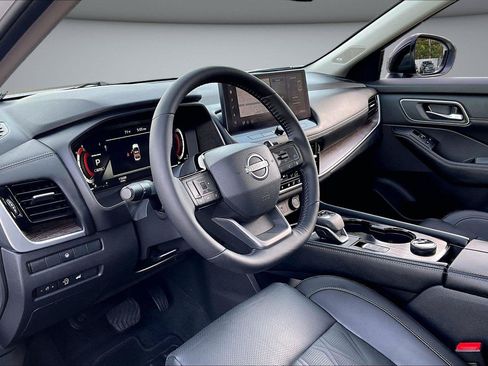 Used 2025 Nissan Rogue Platinum AWD/4WD image 18