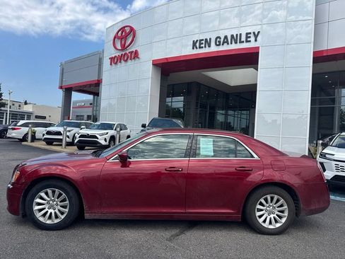 Used 2014 Chrysler 300 RWD image 2