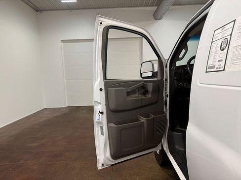 Used 2017 GMC Savana 2500 image 51