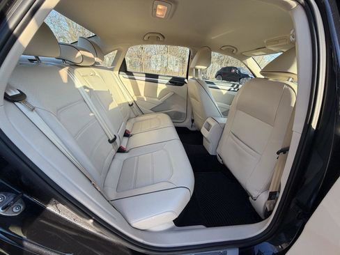 Used 2017 Volkswagen Passat 1.8T R-Line w/ R-Line Lighting Package image 20